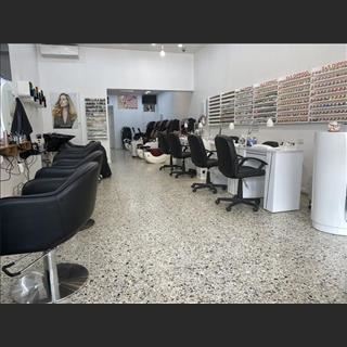 Sang lại salon nail và tóc lâu đời trên đường chính ở Kensington